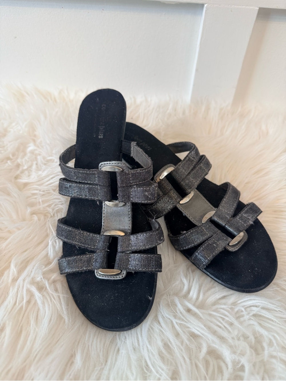 💫10/$25 • Comfort Plus Casual Black Slide Heeled Sandals with Metallic Accents